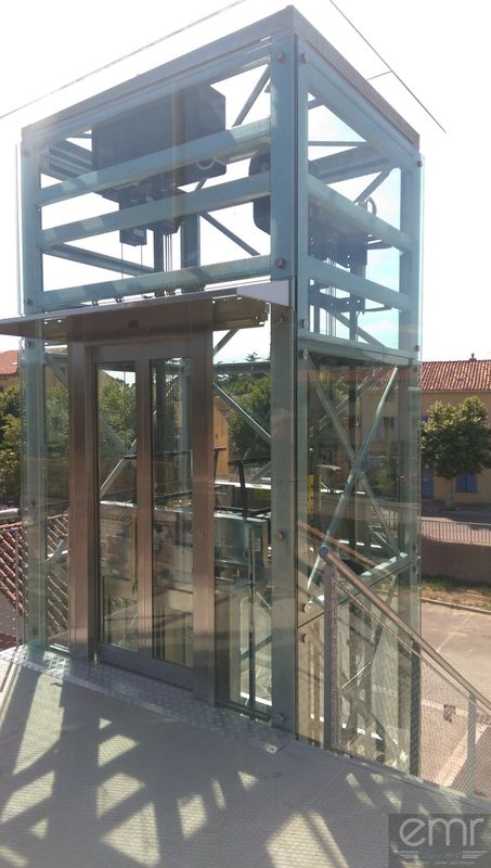 Installation de deux ascenseurs vitrés au Cannet des Maures