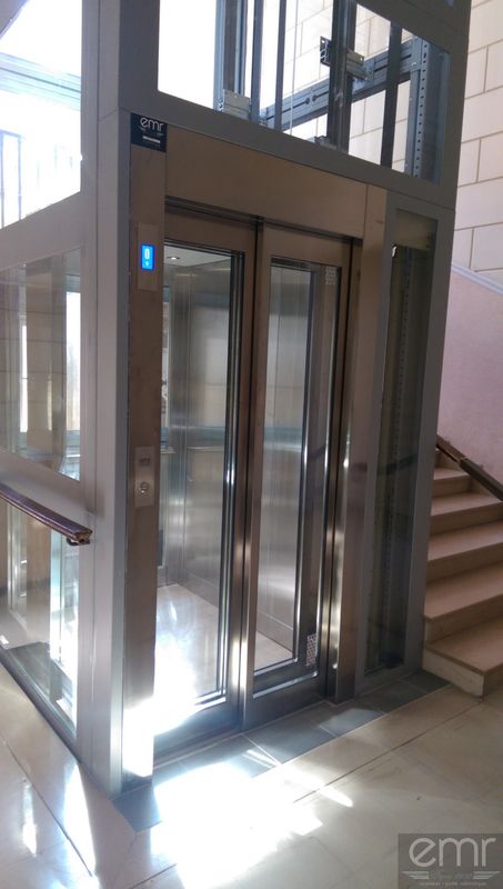 extérieur de la cabine vitré et en inox