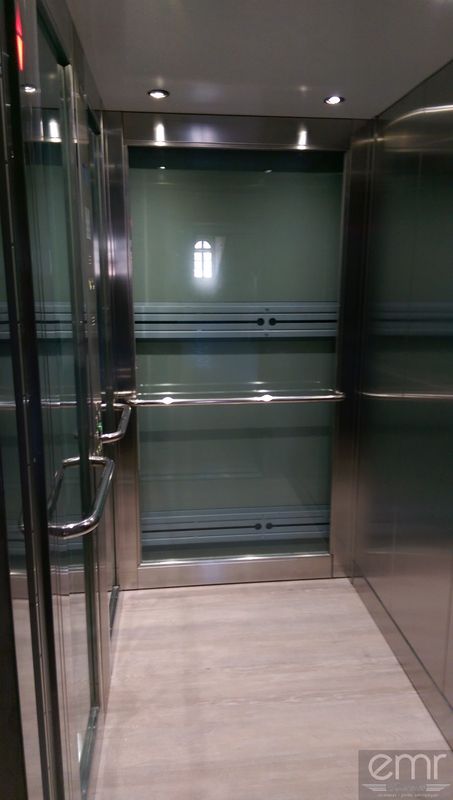 intérieur de la cabine vitré et en inox