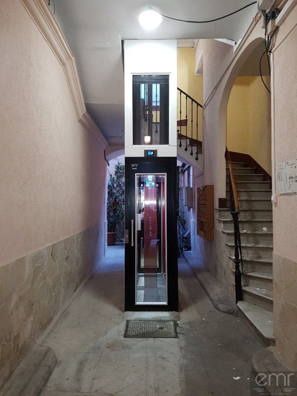 Fin de l'installation d'un ascenseur sans machinerie dans une copropriété rue Bonaparte à Nice