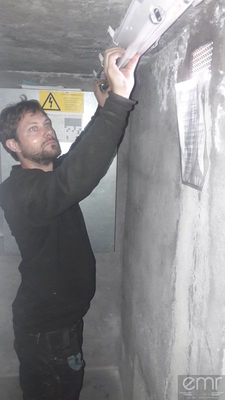 notre technicien installant un tube fluo