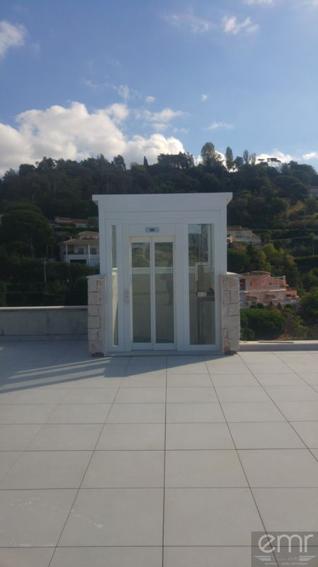 Installation d'un ascenseur sur un toit terrasse à Cannes