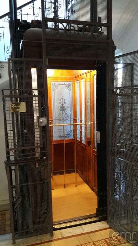 Maintenance d'un ascenseur collector sur les hauteurs de Nice