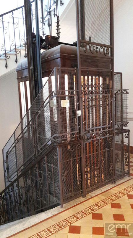 Maintenance d'un ascenseur collector sur les hauteurs de Nice