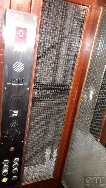 Remplacement des vitres cassées dans une cabine d'ascenseur sur Nice