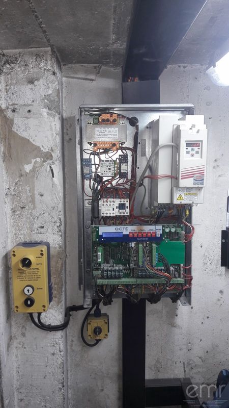 Modernisation d'un ascenseur au centre ville de Nice dans un immeuble ancien