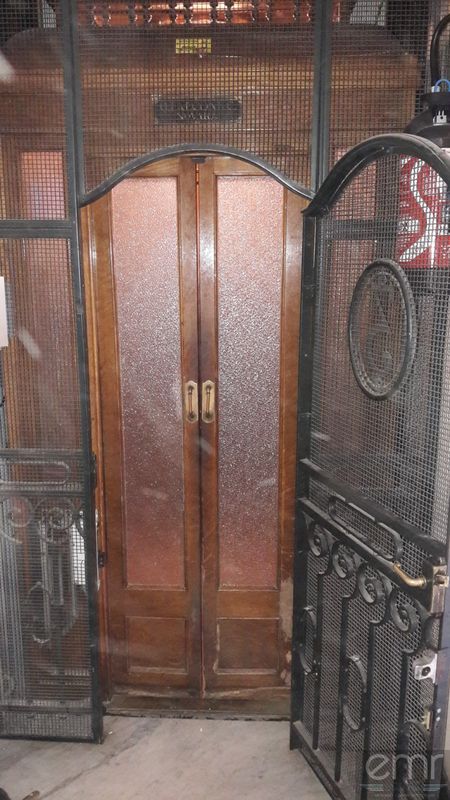 Maintenance d'un ascenseur antique dans un immeuble sur Nice