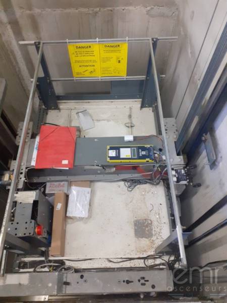 emr ascenseurs - toit cabine et téléphone après déplacement