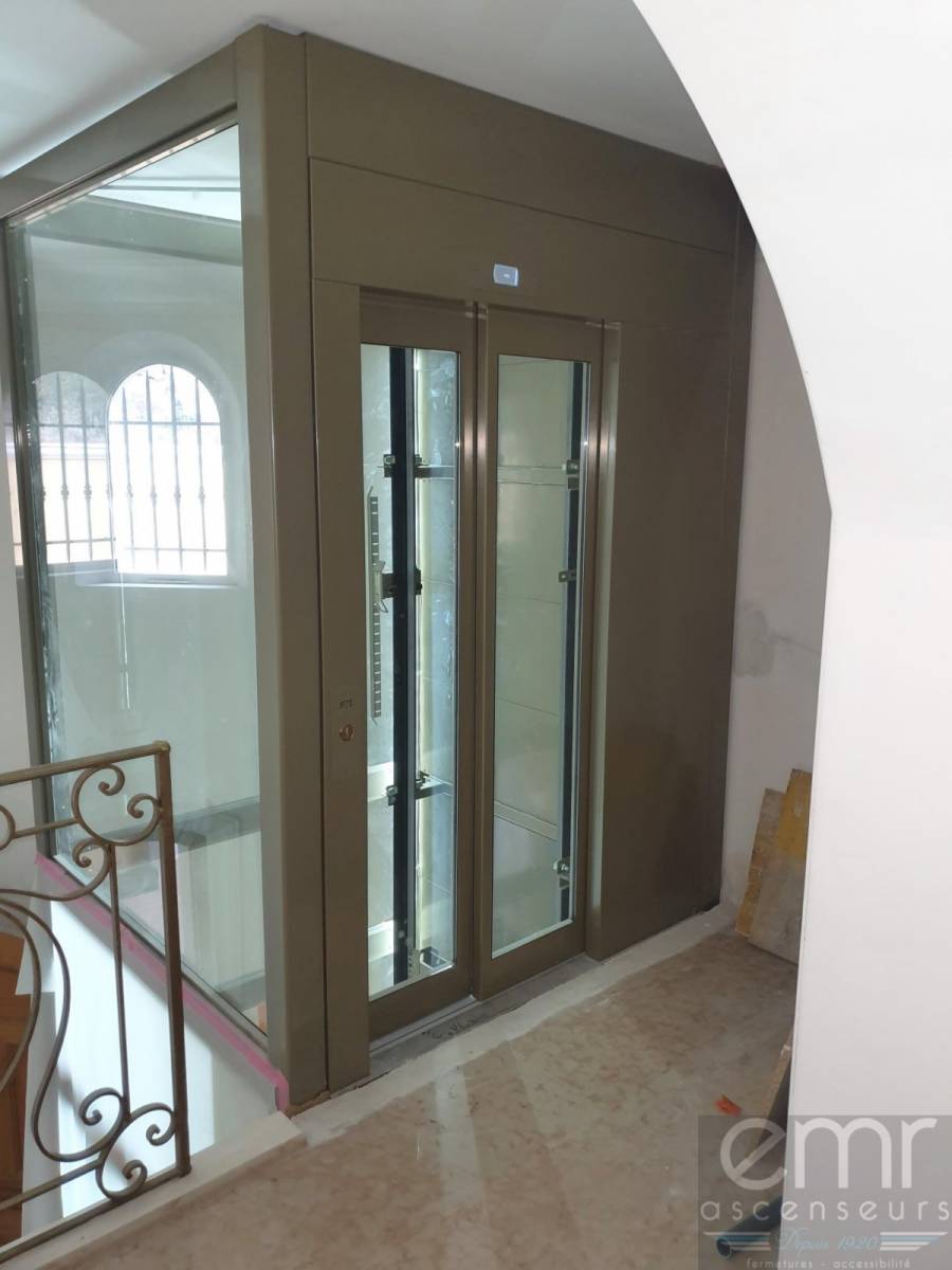 structure autoportante vitrée pour ascenseur hydraulique