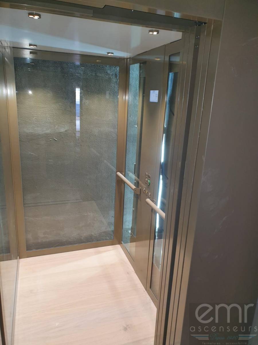 cabine d'un ascenseur pour villa à Grasse