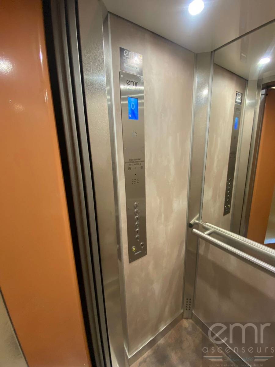 cabine d'ascenseur rénovée par EMR Ascenseurs à Nice