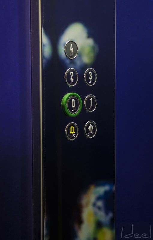 Ascenseur Planètes : une  illustration artistique de l’espace pour des  amateurs du cosmos