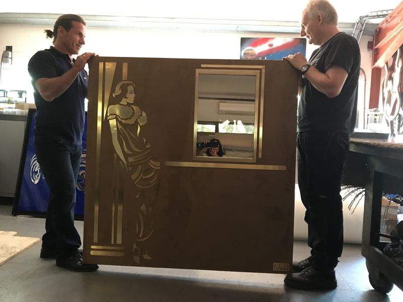 La Dame sort de l'atelier