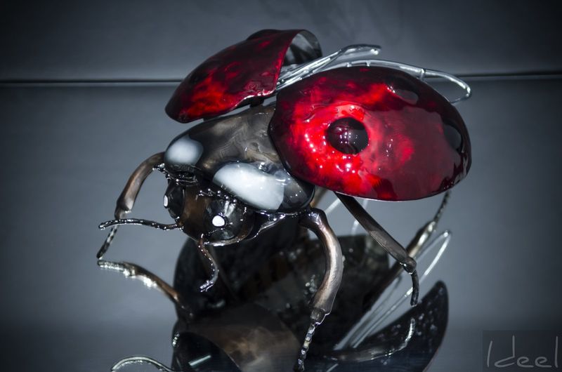 Sculpture : La coccinelle  en cours : une sculpture gaie et symbolique des années 60