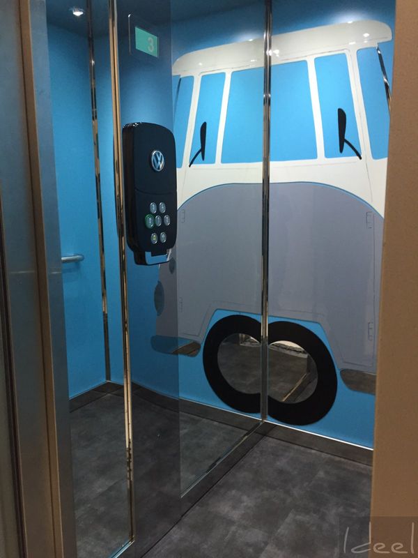 Personnalisation d'une cabine d'ascenseur chez le concessionnaire Volkswagen à Nice La Plaine