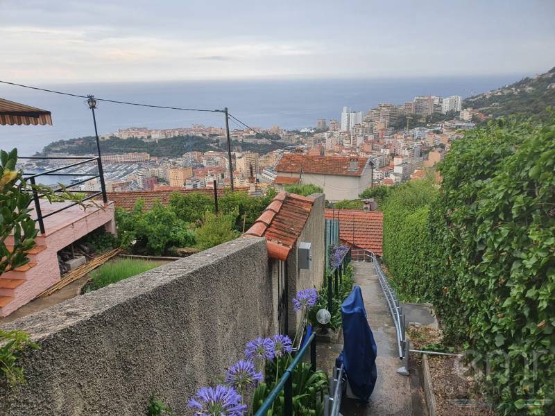 Besoin d’un monte-escalier dans la région de Beausoleil (06) …Qui contacter ? EMR ASCENSEURS !