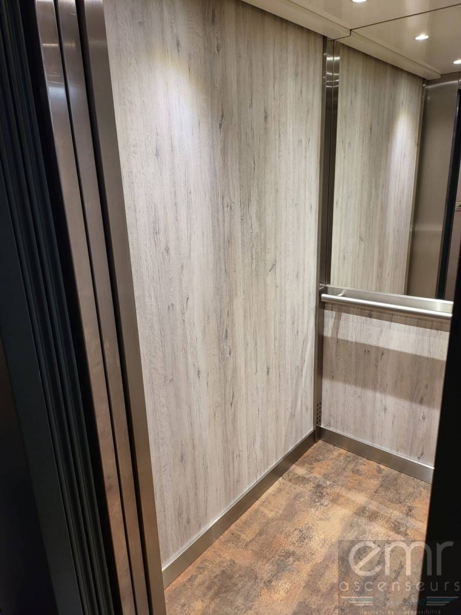 installation d'un nouvel habillage cabine en stratifié sur un ascenseur à Mougins le Haut