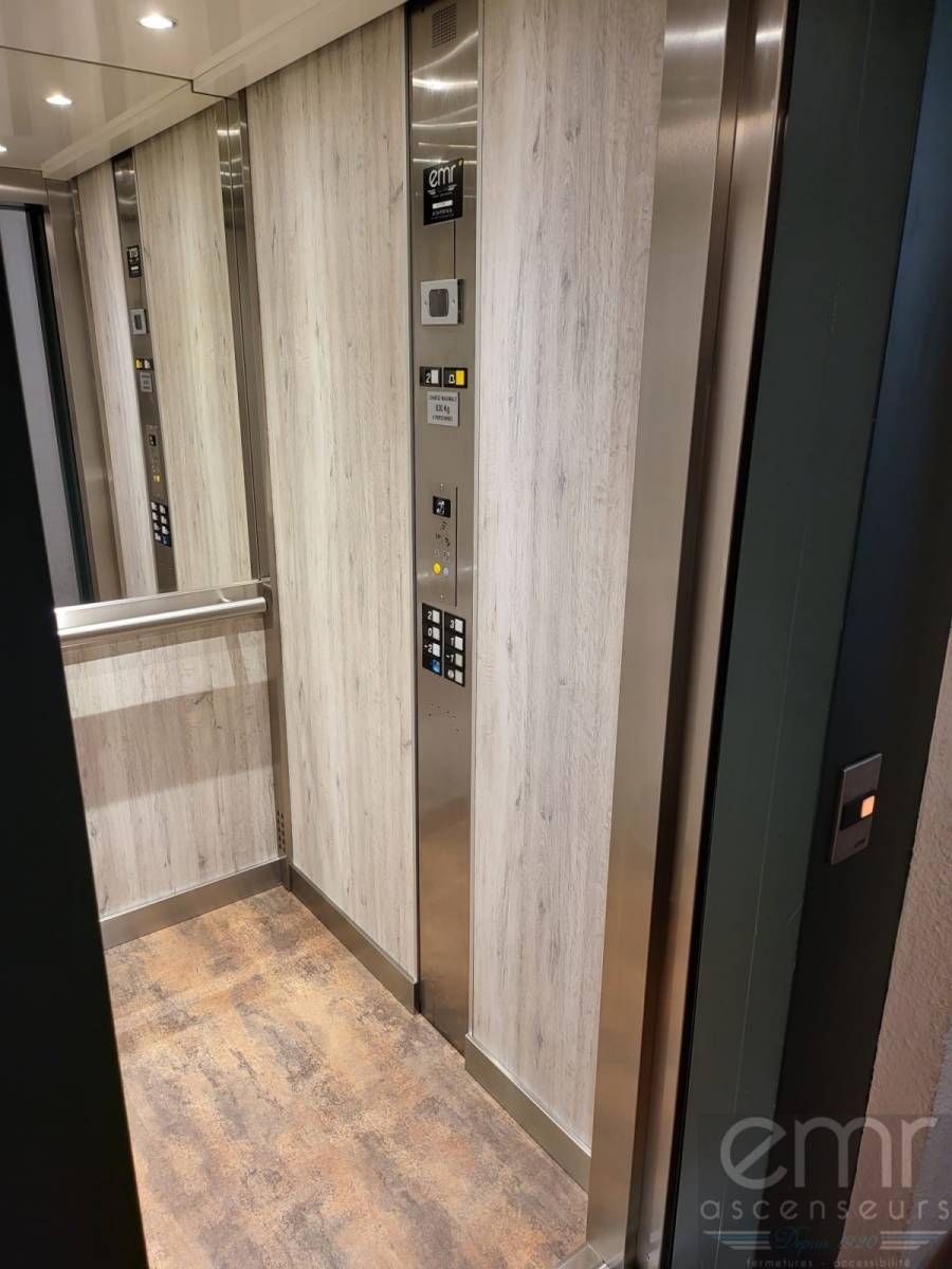 Parois, miroir, plafond et sol rénovés par emr ascenseurs sur un ascenseur à Mougins le Haut