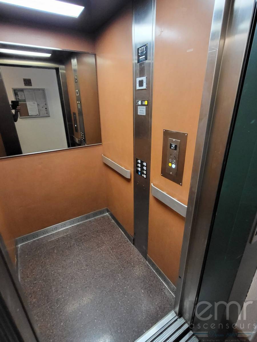 avant la modernisation, cabine en métal datant des années 70 rénovée par EMR ASCENSEURS