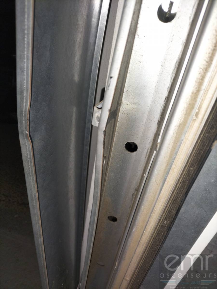 Montants tordus de la porte précédente remplacée par EMR