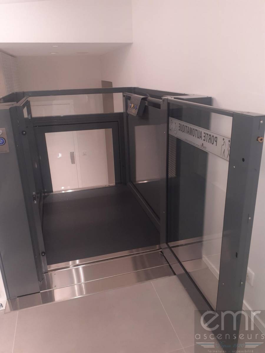 Installation d'un élévateur electrique dans un magasin à Nice par EMR ASCENSEURS