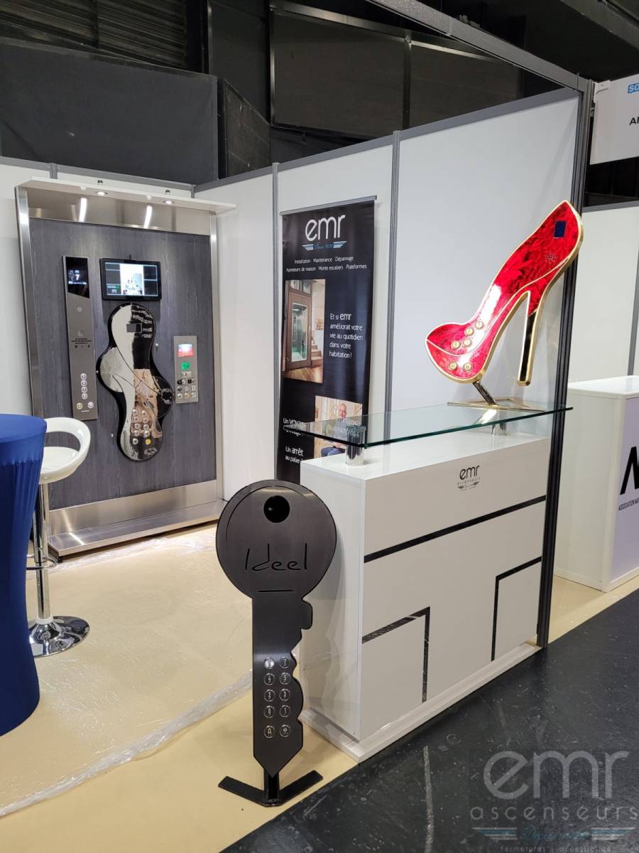 Le stand de EMR avec ses boites à boutons originales 